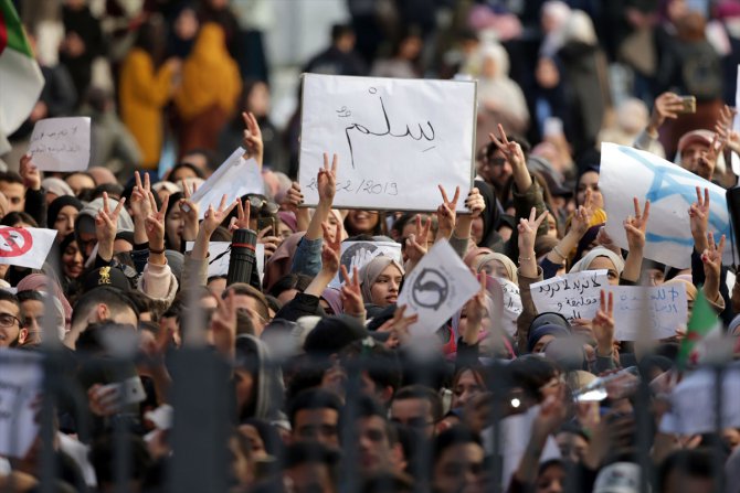 Cezayirli öğrenciler Buteflika'yı protesto etti