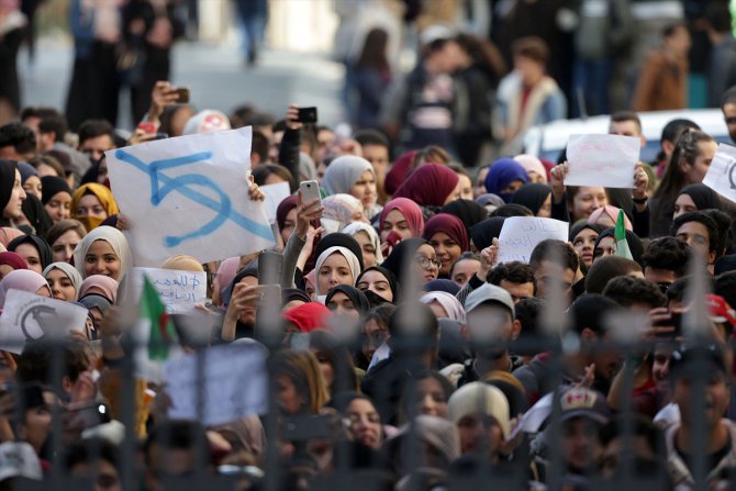 Cezayirli öğrenciler Buteflika'yı protesto etti