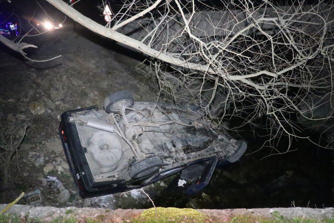 Uygulamadan kaçan otomobil köprüden düştü: 4 yaralı