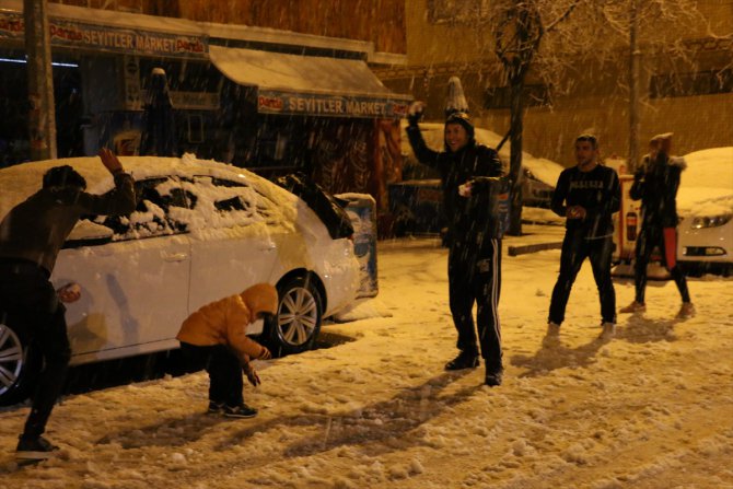 Siirt'te gençler kar yağışını halay çekerek kutladı