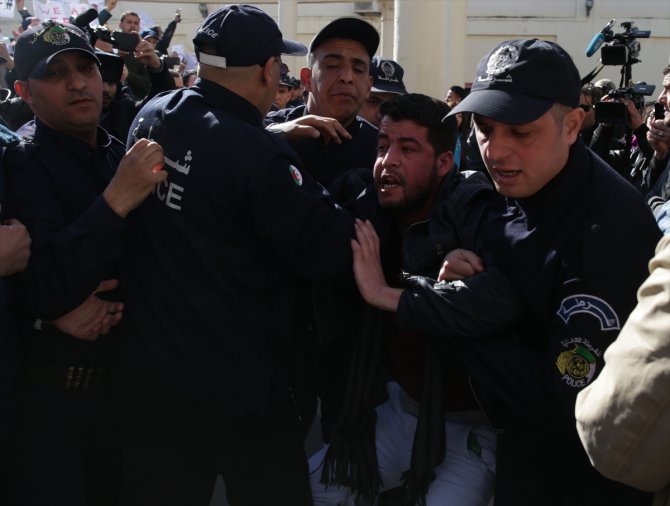 Cezayirli gazetecilerden "basına baskı" protestosu