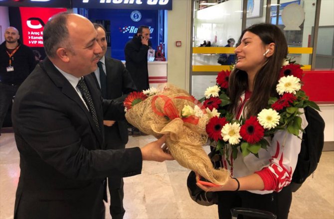 Avrupa şampiyonu eskrimci Nisanur Erbil, Samsun'da çiçeklerle karşılandı