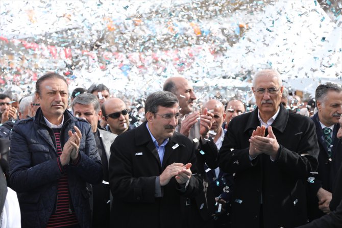 "Türkiye'de bayrak inmeyecek, ezan susmayacak"