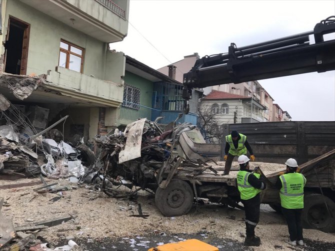 5 araca çarpan kamyon beyaz eşya deposuna girdi: 2 ölü, 1 yaralı