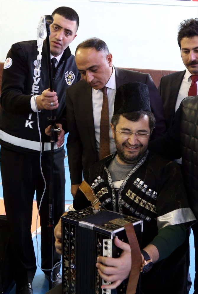 Ekibini yalnız bırakmadı, kolunda serumla sahneye çıktı