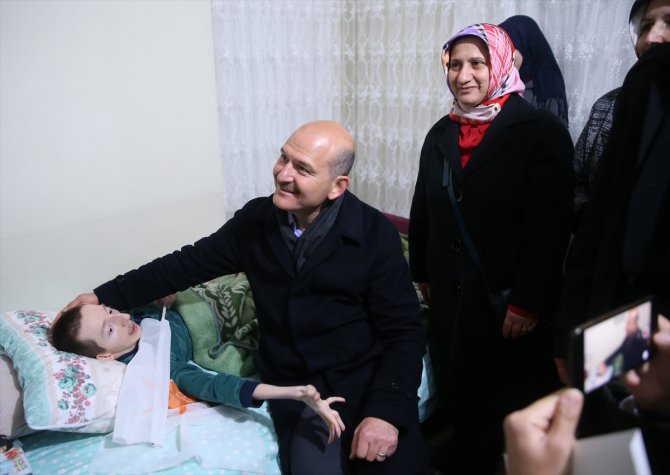 İçişleri Bakanı Soylu, engelli genci evinde ziyaret etti