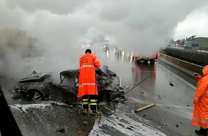 Tıra çarpan otomobil alev aldı : 2 yaralı