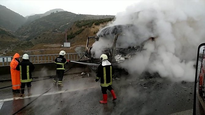 Tıra çarpan otomobil alev aldı : 2 yaralı