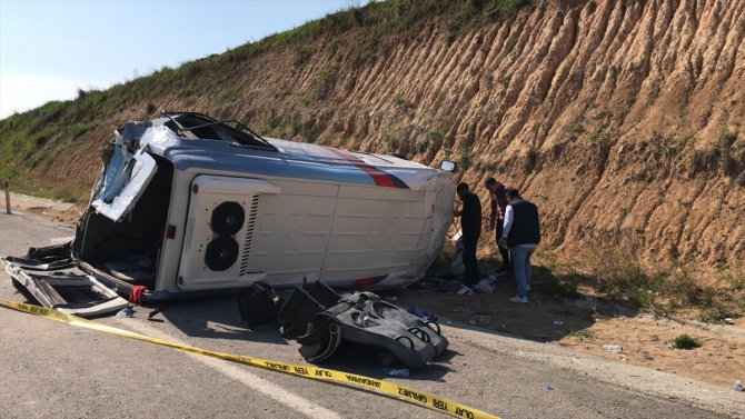 Adana'da minibüs devrildi: 19 yaralı