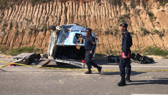 Adana'da minibüs devrildi: 19 yaralı