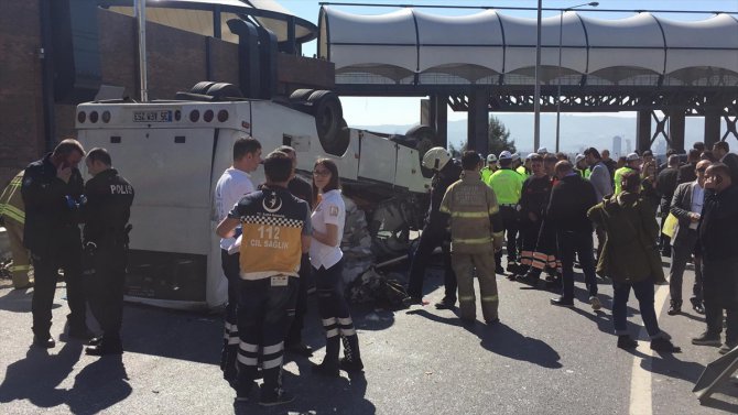 İzmir'de servis minibüsü devrildi: 15 yaralı