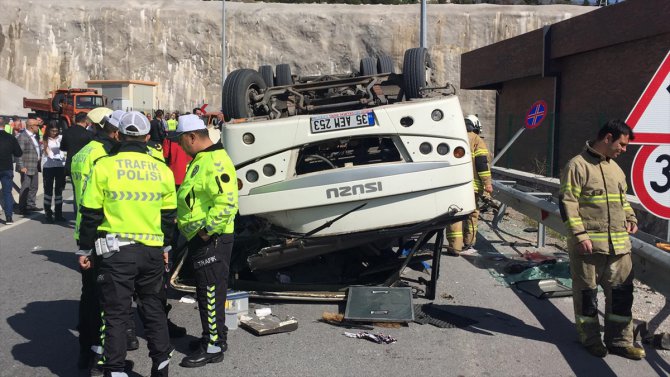 GÜNCELLEME - İzmir'de servis minibüsü devrildi: 20 yaralı