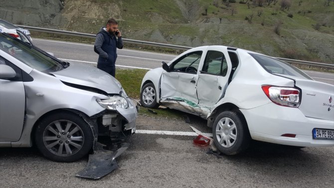 Siirt'te iki otomobil çarpıştı: 3'ü ağır 5 yaralı