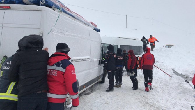 Van-Hakkari kara yoluna çığ düştü