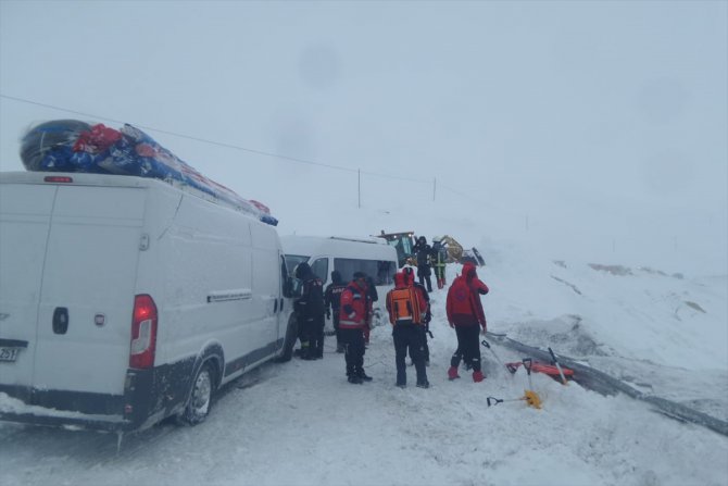 Van-Hakkari kara yoluna çığ düştü