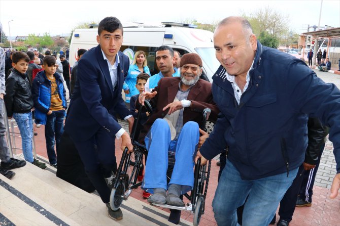 Ambulansla sandık başına gittiler