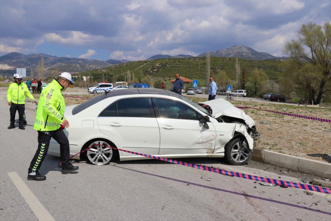 Burdur'da iki otomobil çarpıştı: 1 ölü, 2 yaralı