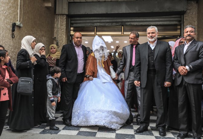 Gazzeli damat baba ocağı bombalanan gelini Heniyye'nin evinden aldı