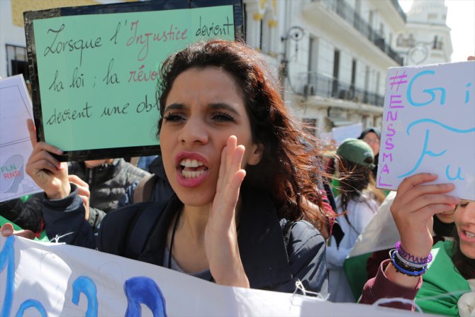 Cezayir'de göstericiler geçici cumhurbaşkanına karşı sokakta