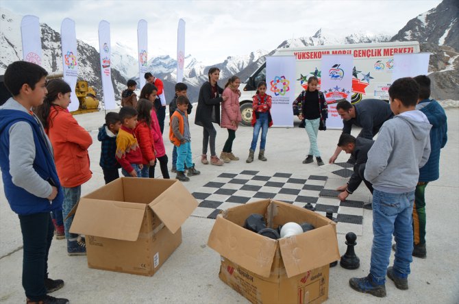 Dağlıcalı çocukları Mehmetçik eğlendirdi