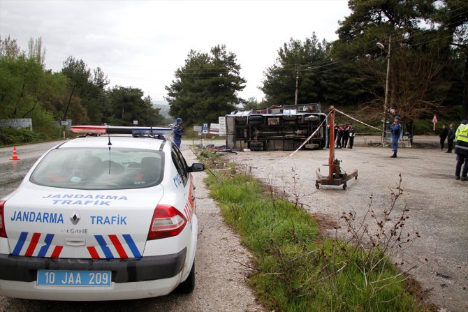 GÜNCELLEME 2 - Manisa'da tarım işçilerini taşıyan midibüs devrildi: 2 ölü, 11 yaralı