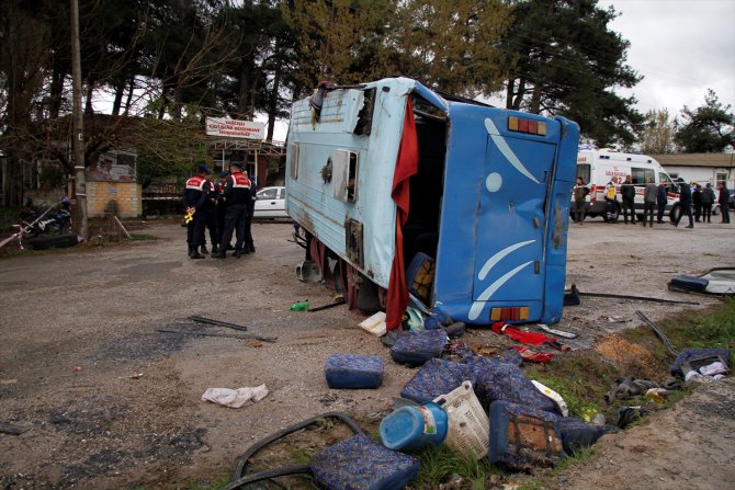 GÜNCELLEME 2 - Manisa'da tarım işçilerini taşıyan midibüs devrildi: 2 ölü, 11 yaralı