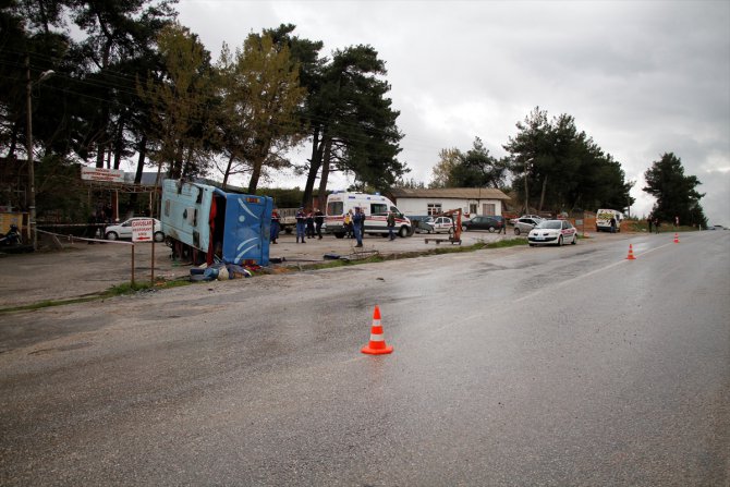 GÜNCELLEME 2 - Manisa'da tarım işçilerini taşıyan midibüs devrildi: 2 ölü, 11 yaralı