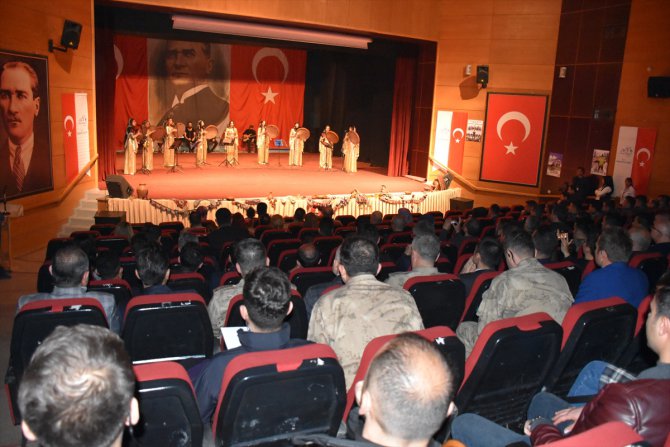 "Reng-i Hakkari" polisler için sahne aldı