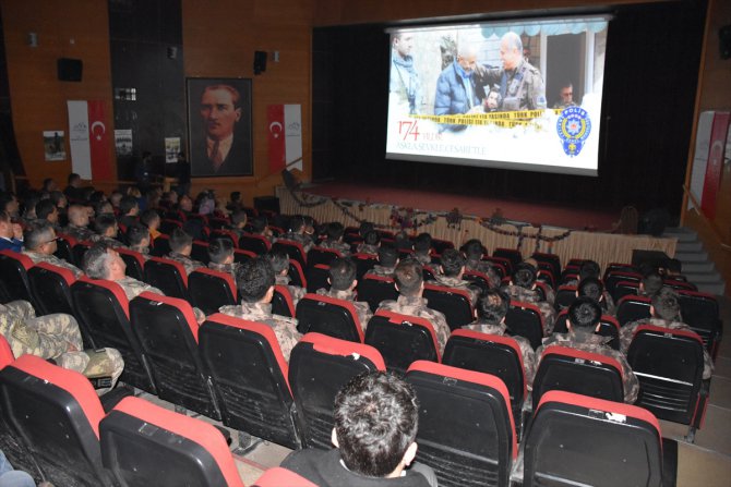 "Reng-i Hakkari" polisler için sahne aldı