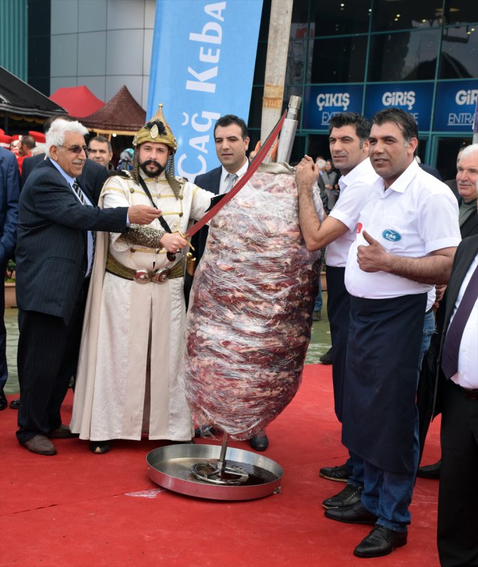 650 kilogramlık cağ kebabını vinçle taşıdılar