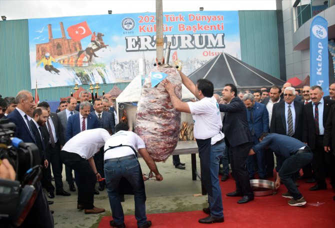 650 kilogramlık cağ kebabını vinçle taşıdılar