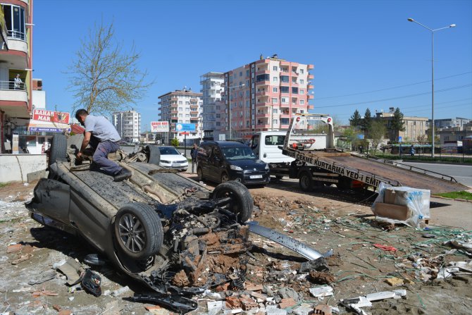 Devrilen otomobil bir inşaatın asma katına çarptı