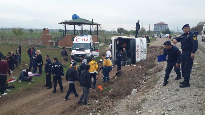 Denizli'de öğrencileri taşıyan otobüs devrildi: 15 yaralı