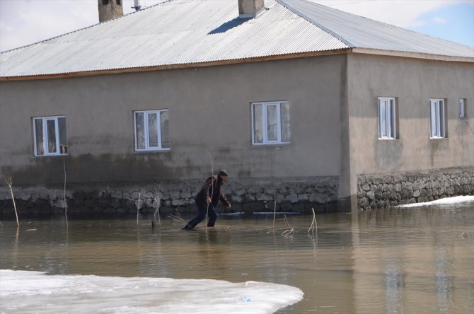 Yüksekova'da bazı evleri su bastı