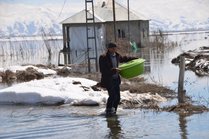 Yüksekova'da bazı evleri su bastı