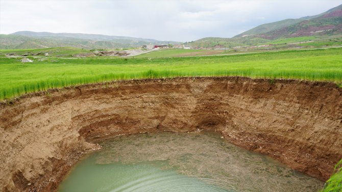 Siirt'te buğday tarlasında 40 metre çapında obruk oluştu