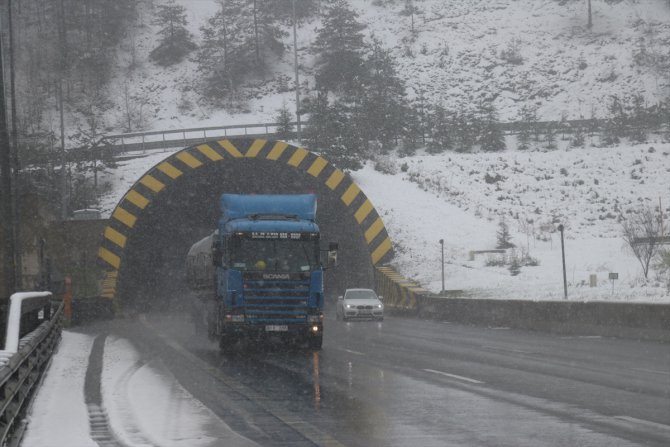 Bolu Dağı'nda kar yağışı