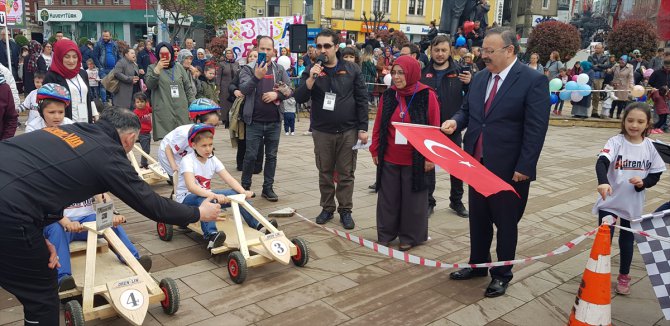 Giresun'da çocuklar tahta arabalarla yarıştı