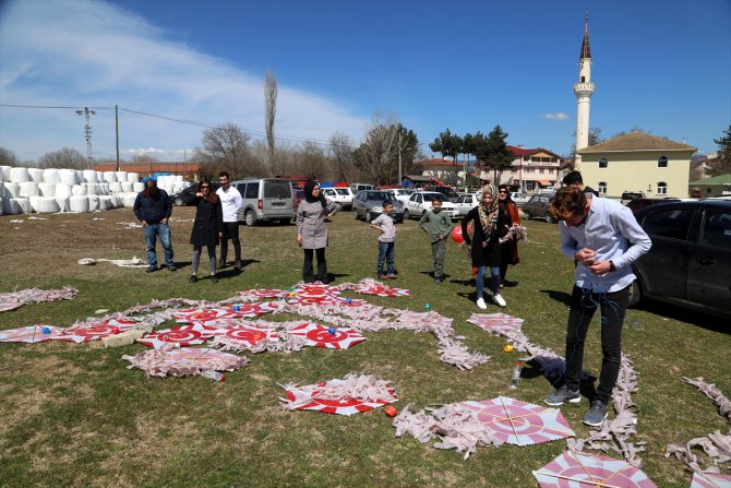 Üniversitelilerden köy çocuklarına uçurtma şenliği