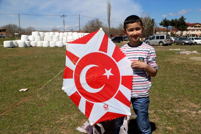 Üniversitelilerden köy çocuklarına uçurtma şenliği