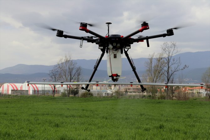 Tarımsal ilaçlama için drone tasarladı