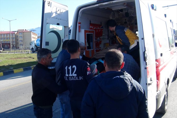 Bitlis'te yolcu otobüsü ile tır çarpıştı: 34 yaralı