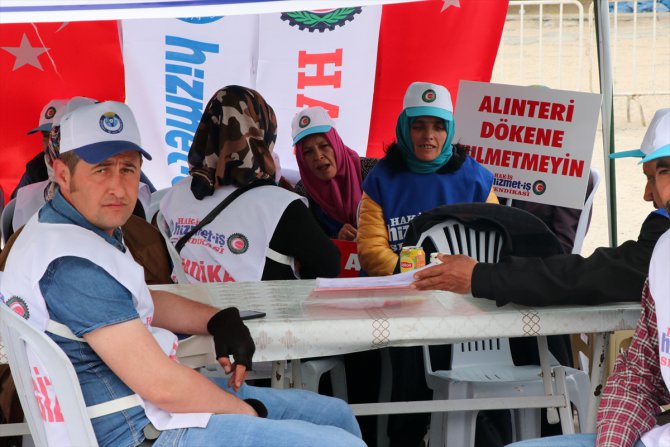 Bolu Belediyesinde işten çıkarılan işçilerin oturma eylemi