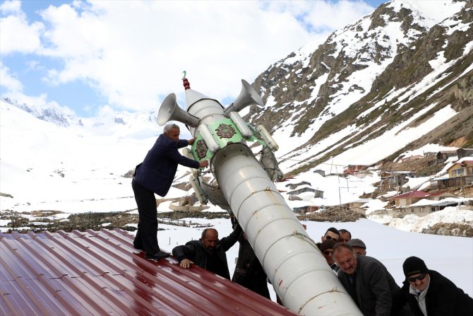 Kışın yatırdıkları minareyi kaldırdılar