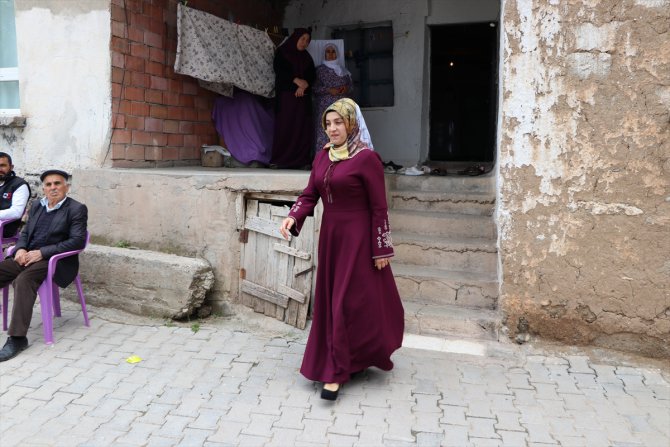 Köye muhtar seçilen kadın ve ekibi kolları sıvadı