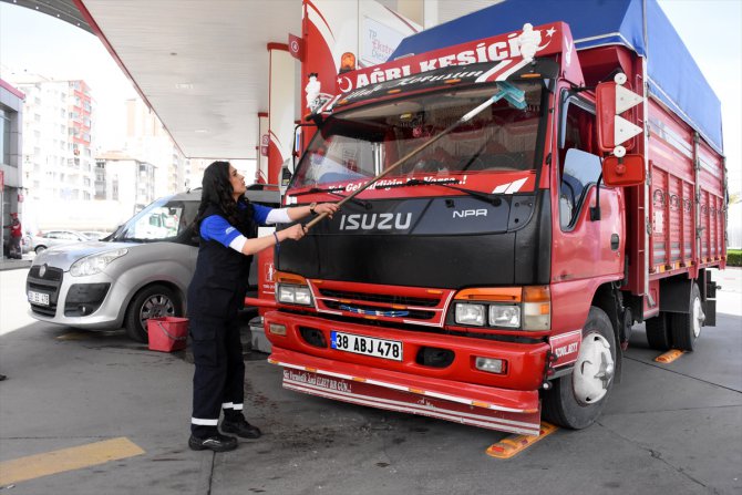 Sendikacı kadınlar kadın pompacıların yerine mesai yaptı