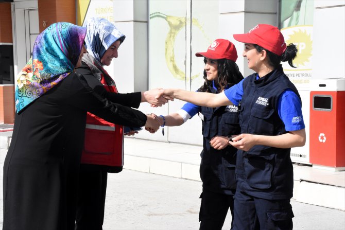 Sendikacı kadınlar kadın pompacıların yerine mesai yaptı