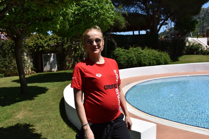 Sekiz aylık hamileliği, havuzda yarışmasına engel olmadı