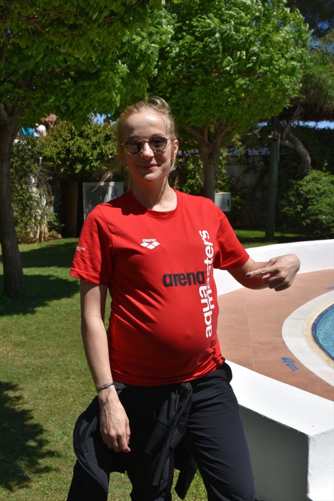 Sekiz aylık hamileliği, havuzda yarışmasına engel olmadı