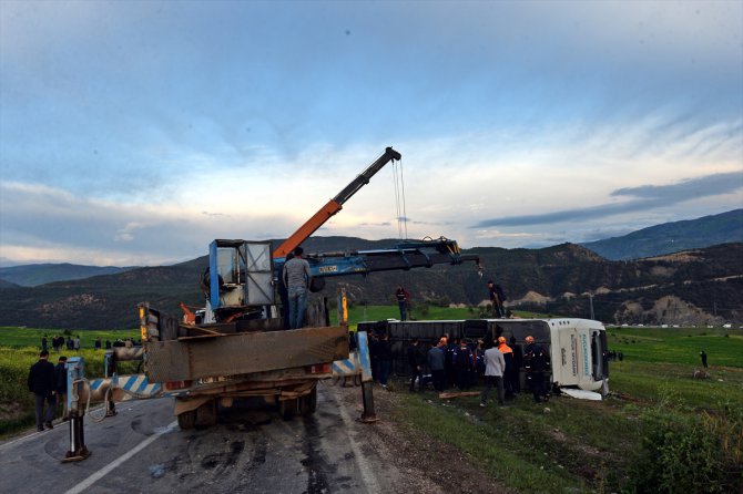 GÜNCELLEME 2 - Taziyeden dönenleri taşıyan otobüs devrildi: 7 ölü, 30 yaralı